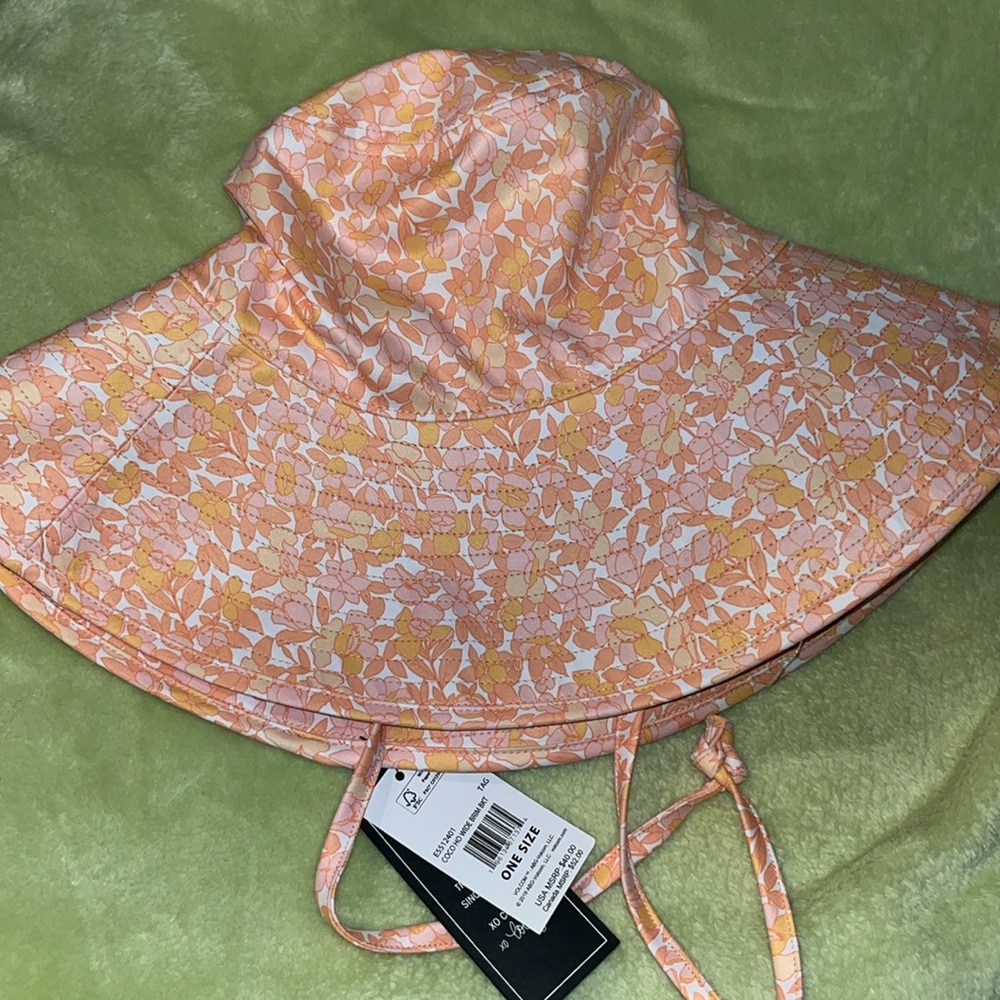 Floral Bucket Hat in Peach and White Feeling shady ! Volcom wide brim hat - Picture 6 of 11